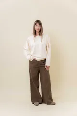 Pantalón de denim color marrón, de tiro medio-alto y calce wide leg con pierna amplia.