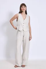 Pantalón de vestir de lino color beige, de corte palazzo y tiro alto.