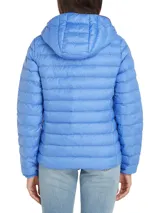 Campera acolchada Tommy Hilfiger color celeste, con capucha extraíble, cierre frontal y bolsillos laterales con cremallera. Logo de la marca bordado en el pecho.