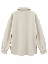 Sobrecamisa de gamuza sintética color beige, de corte holgado, con cuello clásico, mangas largas con puños abotonados y cierre frontal con botones. Presenta dobladillo redondeado con aberturas laterales y un forro interior en tono contrastante.