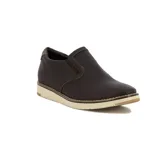 Zapato casual marrón oscuro sin cordones, con elásticos laterales y suela clara.