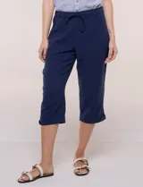 Pantalón capri de algodón a rayas verticales en tonos azul, celeste y blanco, con cintura elastizada, cordón de ajuste frontal y bolsillos aplicados.