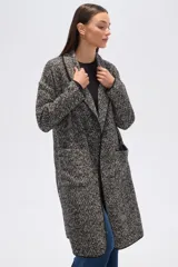 Tapado largo de poliéster con estampado de espiga en tonos grises y negros, con solapas y bolsillos laterales.