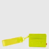 Tarjetero de charol color verde lima con acabado brillante, cuenta con múltiples ranuras para tarjetas y logo grabado en relieve. Incluye una correa de muñeca de tela a tono con logo grabado y gancho metálico extraíble.
