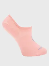 Calcetín invisible de corte bajo color rosado, confeccionado en tejido suave con detalle de logo bordado en la parte superior.