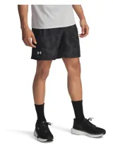 Short deportivo Under Armour modelo Launch 7 Prnt, con diseño estampado en tonos oscuros y logo reflectante. Cuenta con forro interior de malla, cintura elástica con cordón ajustable y bolsillos laterales.