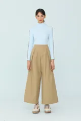 Pantalón color beige de corte amplio con pinzas al frente y bolsillos traseros.