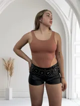 Body rosado de breteles con escote cuadrado y corte cavado en la cadera.