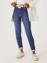 Pantalón de jean azul oscuro, tiro alto, corte super skinny y acabado liso.