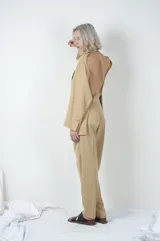 Chaqueta color beige de seersucker ligero con espalda abierta y doble botonadura.
