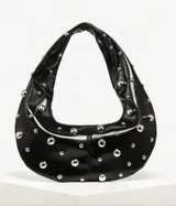 Bolso hobo de cuero sintético color bordó, con tachas plateadas.