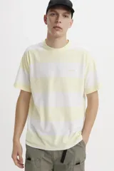 Remera de mangas cortas a rayas horizontales blancas y amarillas, con logo bordado en el pecho.