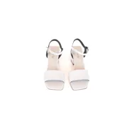 Sandalia de cuero vacuno blanco con taco bloque de 8 cm y suela sintética.