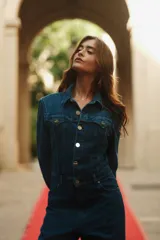 Mono largo de denim azul, con mangas largas, bolsillos delanteros y traseros, y avíos metálicos. Presenta una badana de PU en la espalda.