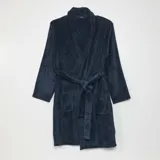 Bata de tejido polar color azul marino, con cuello tipo chal, manga larga, dos bolsillos delanteros y cinturón para ajustar en la cintura.