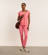 Remera de manga corta Get Over, confeccionada en microfibra con textura de micro-cuadros y escote redondo. Presenta un diseño versátil y ligero, ideal para actividades deportivas o uso casual.