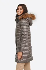 Campera azul metalizado con relleno de plumón sintético y capucha con borde de piel sintética.