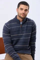 Buzo tejido de punto con diseño de rayas horizontales en tonos azul marino, beige y terracota. Presenta cuello alto con cierre frontal parcial y puños acanalados.