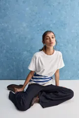 Remera de manga corta color negro, con cuello redondo y calce relajado, confeccionada en tejido suave con elastano.