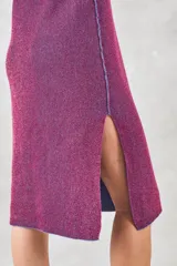 Vestido midi de lurex color azul con corte recto y breteles finos.