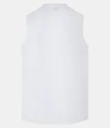 Musculosa deportiva básica de color blanco, de corte regular y cuello redondo, confeccionada en poliéster con recortes laterales y detalle de lettering en el bajo.