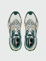 Zapatillas deportivas Diesel modelo S-Pro-V, con diseño técnico en combinación de colores blanco, verde oscuro y detalles plateados. Presentan el logo D característico en el lateral, paneles de malla transpirable y suela de goma con relieve.