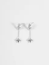 Aros colgantes de acero quirúrgico plateado, con diseño de estrellas tridimensionales y cadena delicada.