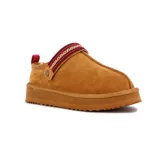 Zapato tipo pantufla de gamuza color camel, con interior de peluche, suela de plataforma dentada y tira decorativa con bordado étnico en el empeine.