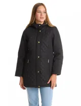 Campera matelassé color marrón con diseño combinado de rombos en el cuerpo y costuras horizontales en las mangas. Cuenta con capucha fija, cierre frontal oculto bajo solapa con botones a presión dorados y ajuste entallado en la cintura.