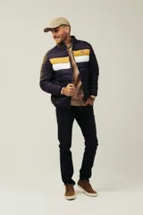 Campera puffer de corte regular, color azul marino con franjas horizontales en amarillo y blanco en la parte superior del pecho. Cuenta con cierre frontal, cuello alto y logo pequeño en el pecho.