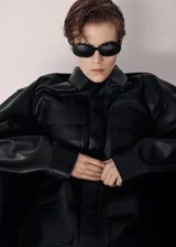 Parka oversize de piel ovino en color negro, con cuello de solapa, manga larga, bolsillos delanteros con solapa y cintura ajustable.