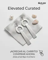 Caravanas colgantes de acero italiano con diseño geométrico compuesto por un círculo superior y una pieza rectangular alargada inferior.