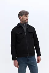 Campera de efecto gamuza con cierre frontal, cuello camisero y bolsillos frontales con solapa. Presenta un diseño estructurado y elegante.