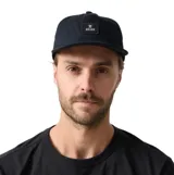 Gorra Roark modelo Venture Safecamp, color negro, con visera plana y parche frontal con el logo de la marca bordado.
