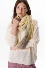 Sweater beige de tejido fino y mangas largas.