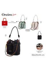 Cartera tipo bucket bag de Las Oreiro en color negro, confeccionada en material sintético. Presenta un diseño con cordón ajustable, bolsillos frontales con solapa y una correa de hombro fija, complementada con una correa larga adicional de estilo cuerda trenzada multicolor.