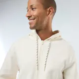 Buzo con capucha color blanco hueso, con cierre frontal, bolsillos tipo canguro y cordones ajustables en la capucha.