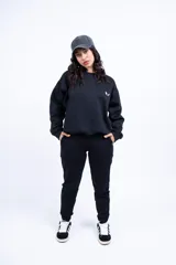 Conjunto deportivo compuesto por una campera corta con cierre frontal y un pantalón tipo jogging, ambos en color blanco.