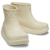 Botas de goma negras, estilo botín, con plataforma elevada y caña media. Presentan orificios para Jibbitz en la parte superior y en la puntera, característicos del material Croslite.