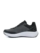 Championes de running Umbro Rad para hombre, color negro con entresuela blanca y detalles en rojo.