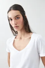 Remera verde de algodón con escote en V y mangas cortas.