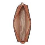 Billetera Guess modelo Elliot de color marrón, confeccionada en cuero sintético con estampado de monograma grabado y el logo de la marca en letras metálicas doradas en el frente. Cuenta con cierre de cremallera, ranuras externas para tarjetas y una correa de muñeca desmontable con herrajes dorados.