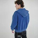 Campera con cierre frontal, capucha y bolsillos delanteros, color azul oscuro con efecto desgastado.