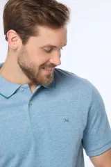 Remera polo lisa de piqué en color celeste, con cuello camisero, cierre frontal con botones y manga corta.