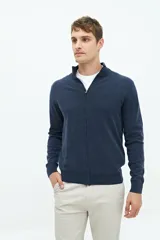 Campera tejida color verde militar, con cuello levemente elevado, cierre entero, logo bordado y fit regular.