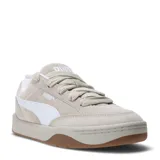 Championes urbanos Puma modelo Park Lifestyle Raw, inspirados en la estética skate. Presentan una capellada de gamuza en tono beige con detalles en blanco, cordones gruesos y suela robusta de goma con base color caramelo.