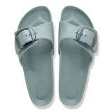 Sandalias Birkenstock modelo Madrid Big Buckle EVA, color verde claro, con una sola tira ancha y hebilla grande translúcida ajustable.
