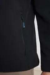 Campera de hombre color azul marino, con capucha y cierre frontal. Confeccionada en material tipo neopreno, presenta puños con orificio para el pulgar.