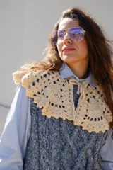 Cuello decorativo tejido a mano en crochet color crudo, con diseño circular y terminaciones en ondas.