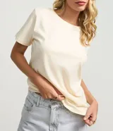 Remera básica de cuello redondo y manga corta, confeccionada en algodón peruano de alta calidad. Presenta un diseño liso y versátil, ideal para uso diario.